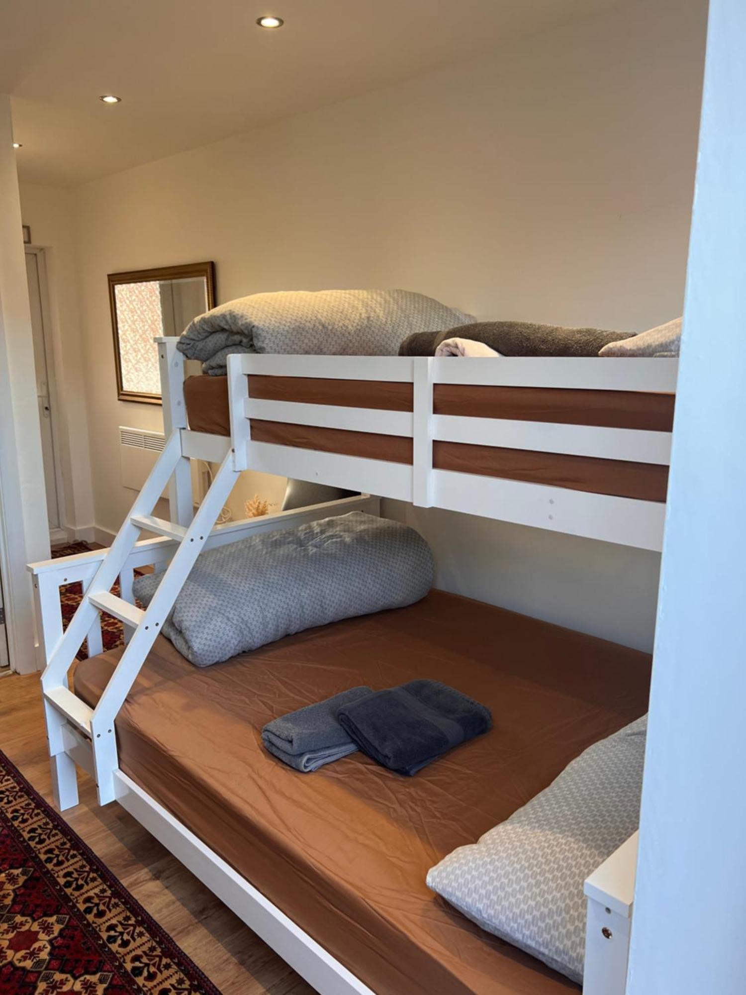 1 Bedroom & Bathroom Dorney 外观 照片
